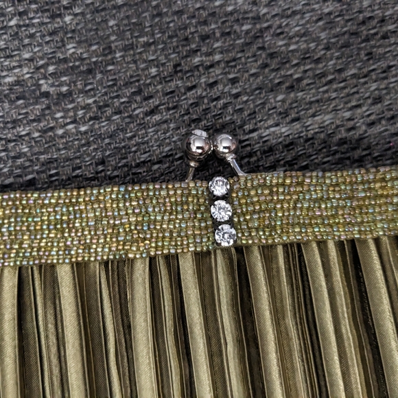 Elegant Green Pleated Clutch - Picture 2 of 5